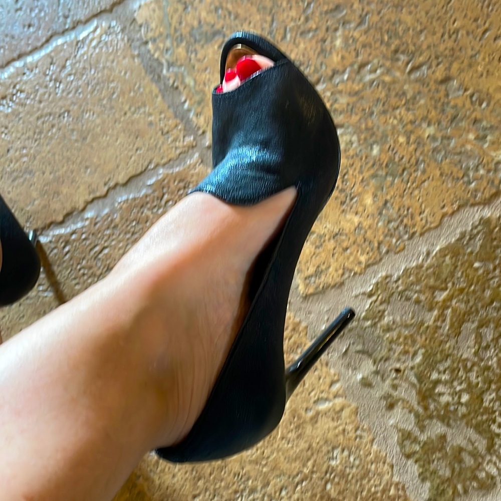 Black Glazed Goat Gold 4”heel. accent at toe size 6.5 BCBG